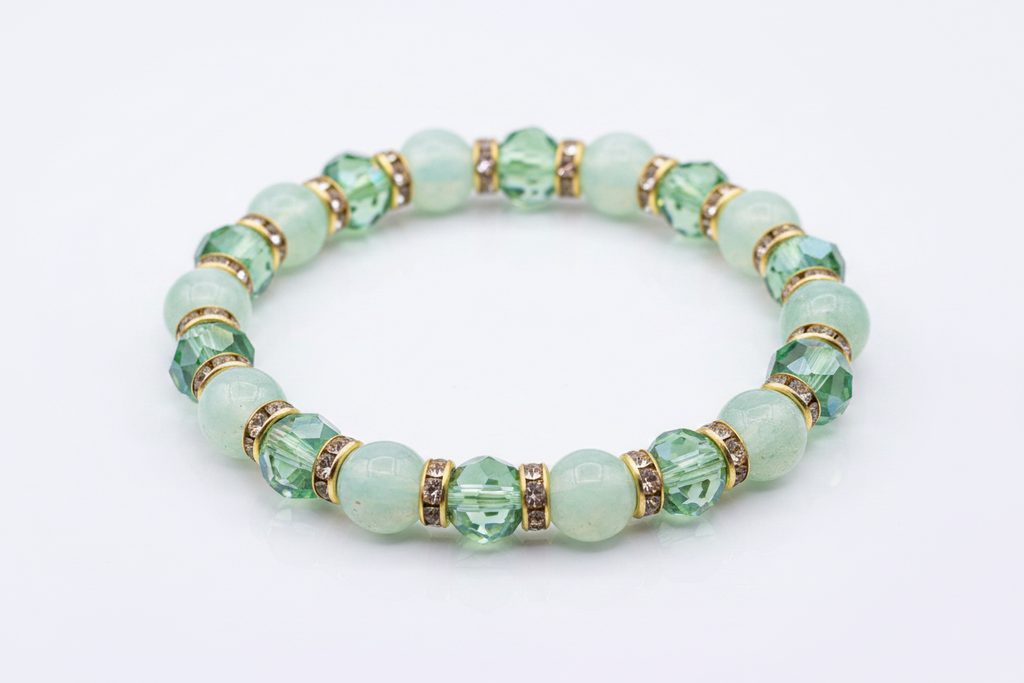 Bracelet opaline cristaux verts rondelles dorées sur fond blanc
