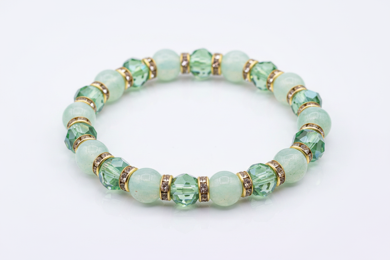 Bracelet opaline cristaux verts rondelles dorées sur fond blanc