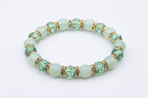 Bracelet opaline cristaux verts rondelles dorées sur fond blanc