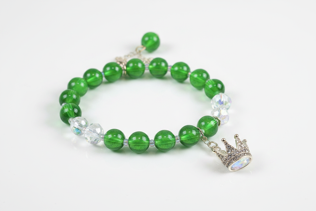 Bracelet perles vertes couronne sur fond blanc