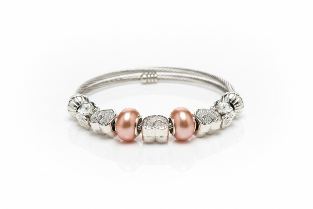 Jonc torsadé perles rosé charms sur fond blanc
