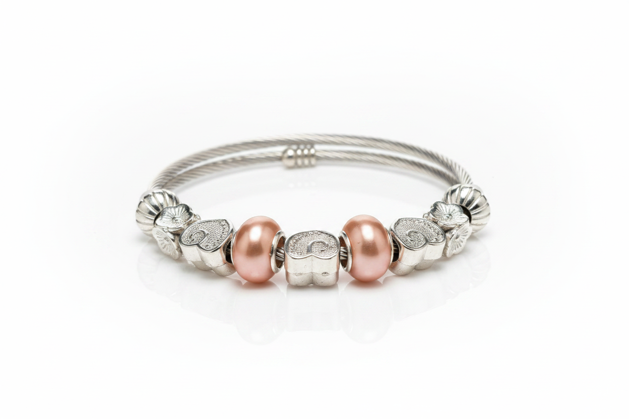 Jonc torsadé perles rosé charms sur fond blanc